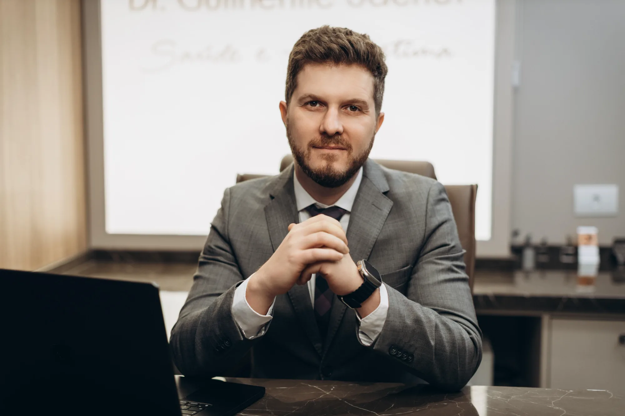Dr. Guilherme Sachet no consultório, em Cascavel